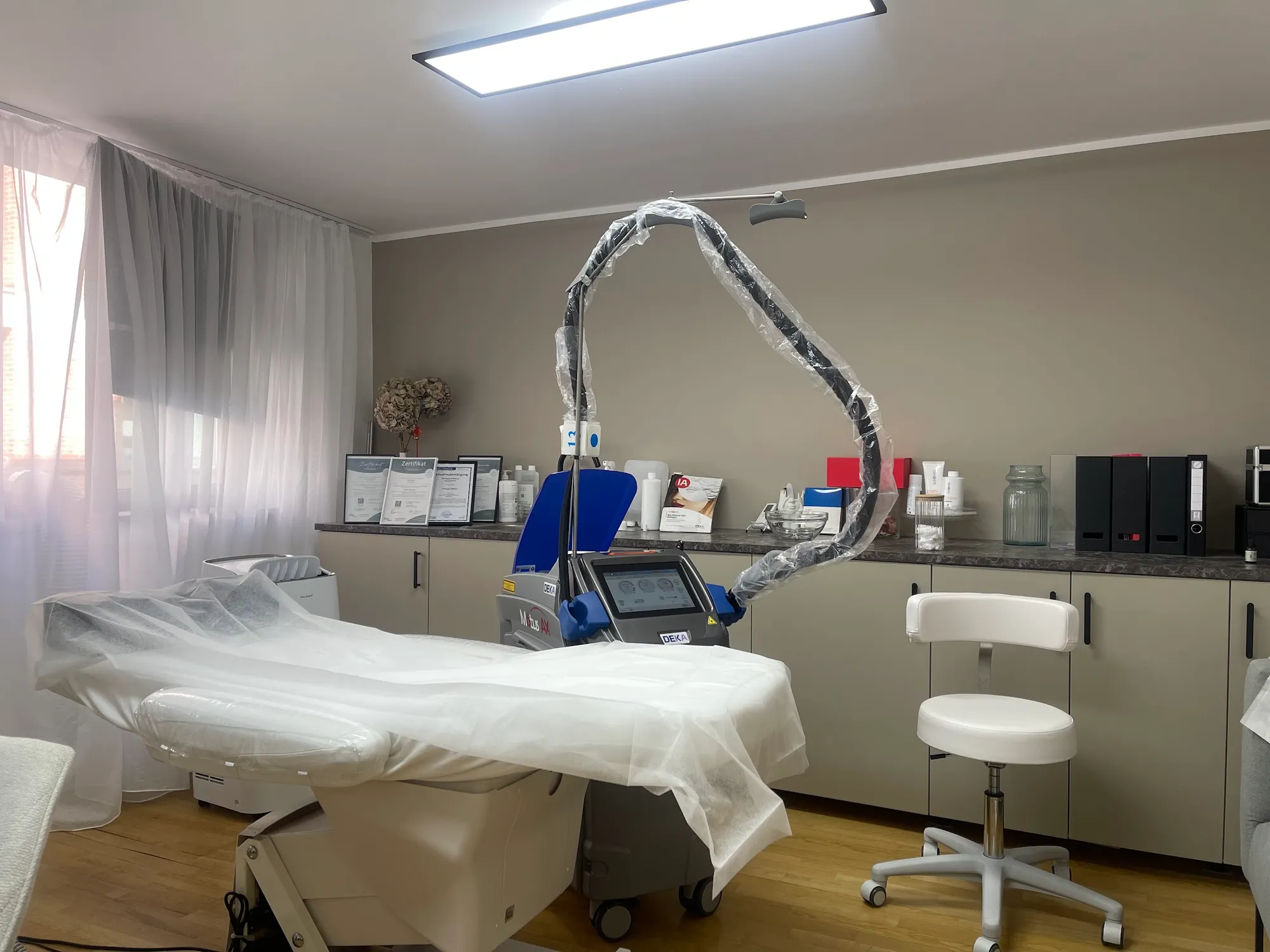 Behandlungsraum mit Liege und Lasergerät