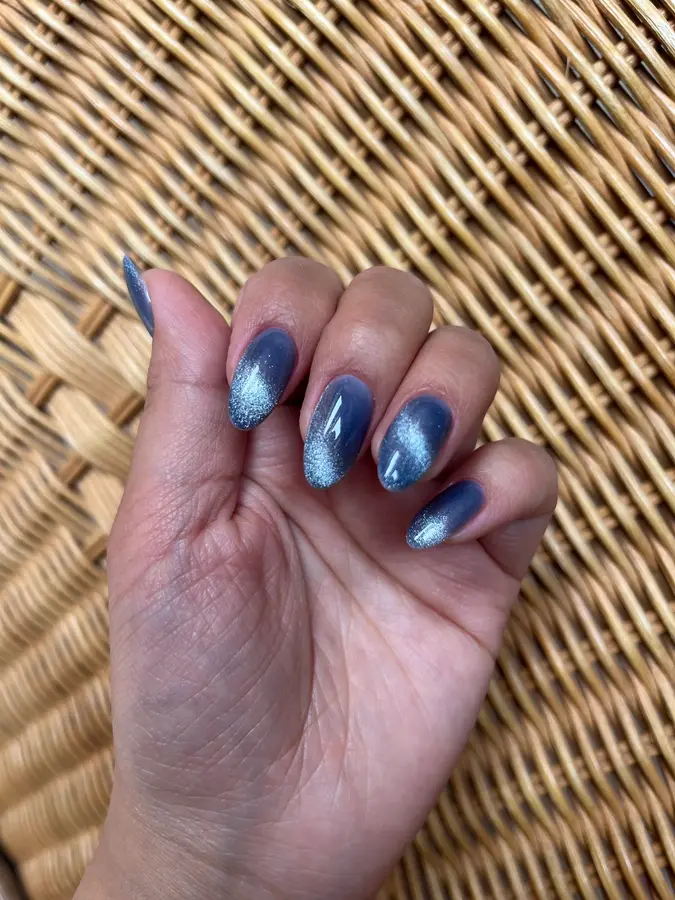 Blaue Cat-Eye-Nägel