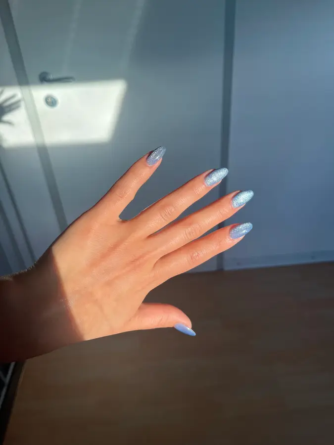 Silbern glitzernde Nägel